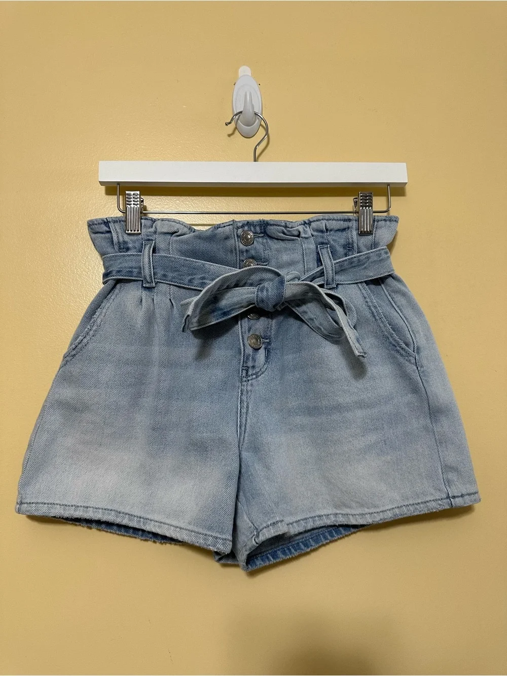 American Eagle Paperbag Denim Mom Shorts Womens 4 Light Wash Blue Button Fly